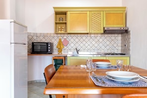 Frigorifero, forno, piano cottura, pentole/stoviglie/utensili