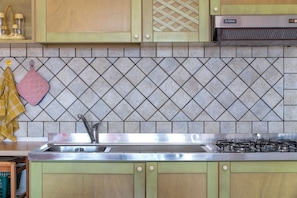 Frigorifero, forno, piano cottura, pentole/stoviglie/utensili