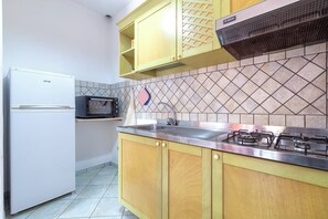 Frigorifero, forno, piano cottura, pentole/stoviglie/utensili