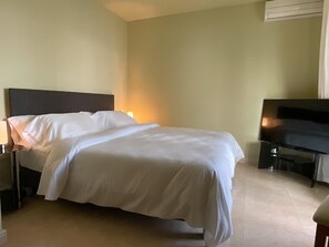 5 bedrooms, iron/ironing board, free WiFi, bed sheets