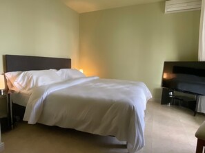 5 bedrooms, iron/ironing board, free WiFi, bed sheets