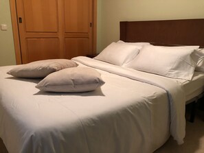 5 slaapkamers, een strijkplank/strijkijzer, gratis wifi, beddengoed