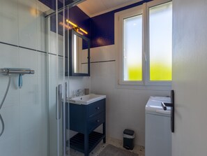 Chuveiro, secador de cabelo, toalhas de banho 