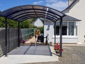 Property grounds - Holiday Home 'Petite Maison Cosy' with Private Terrace and Wi-Fi (Trégastel)