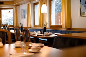 Dining - Room 'Pension Waldheim  1' with Mountain View, Shared Garden and Wi-Fi (Ahrntal)