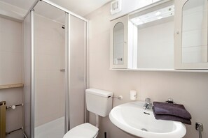 Shower, towels - Room 'Pension Waldheim  1' with Mountain View, Shared Garden and Wi-Fi (Ahrntal)