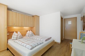 1 bedroom, free WiFi, bed sheets - Room 'Pension Waldheim  1' with Mountain View, Shared Garden and Wi-Fi (Ahrntal)