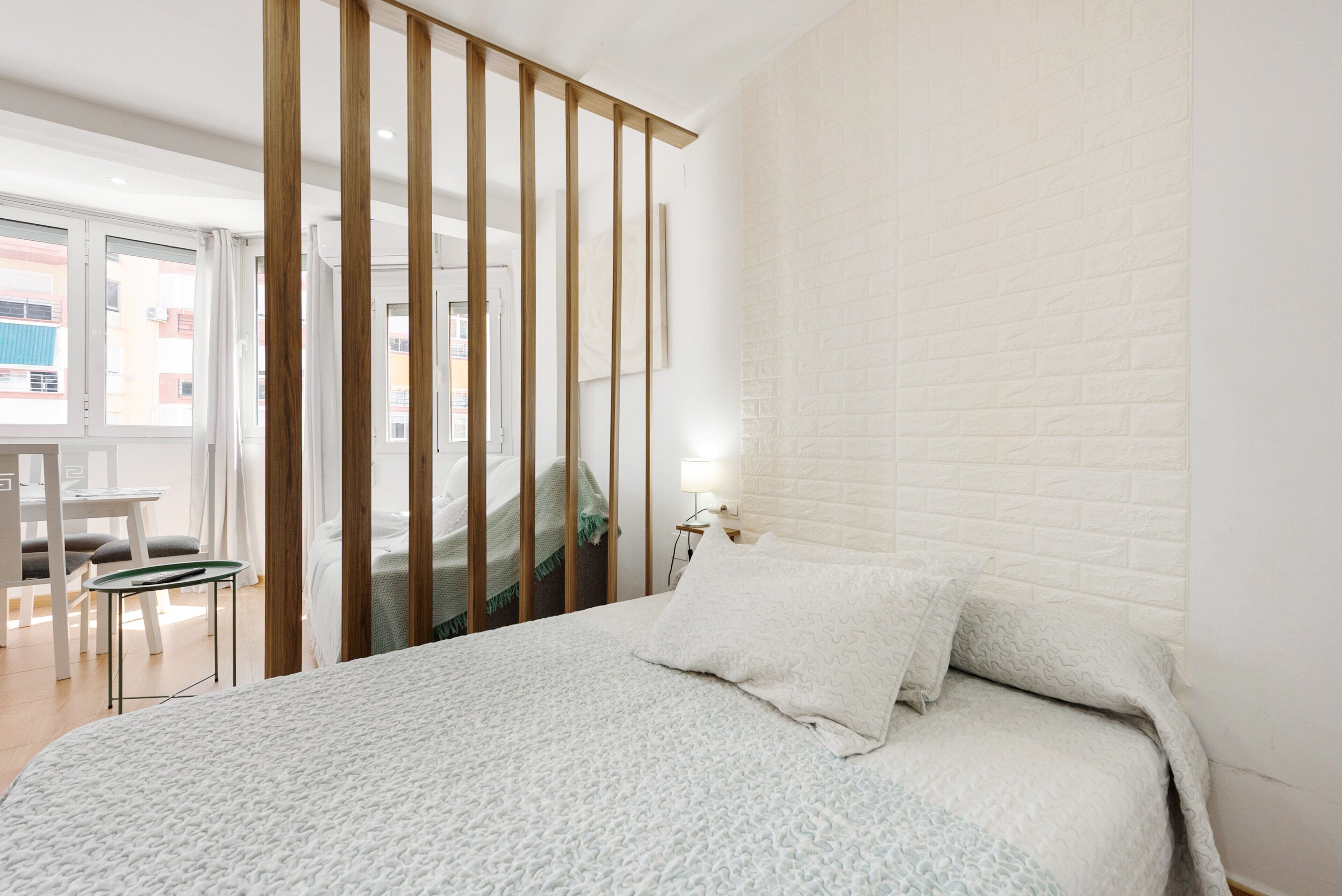 Tabla de planchar con plancha, wifi gratis y ropa de cama 