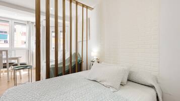 Tabla de planchar con plancha, wifi gratis y ropa de cama