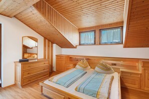 1 bedroom, free WiFi, bed sheets - Room 'Pension Waldheim  10' with Mountain View, Shared Garden and Wi-Fi (Ahrntal)