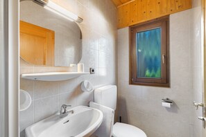 Shower, towels - Room 'Pension Waldheim  10' with Mountain View, Shared Garden and Wi-Fi (Ahrntal)