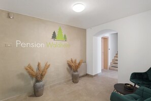Interior - Room 'Pension Waldheim  2' with Mountain View, Shared Garden and Wi-Fi (Ahrntal)