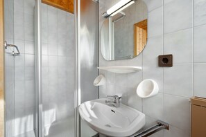 Douche, serviettes fournies