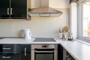 冷蔵庫、電子レンジ、オーブン、コンロ