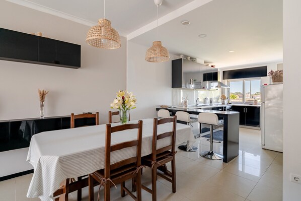 Dining - Apartment 'T3' with Shared Terrace, Shared Garden and Wi-Fi (Unknown)