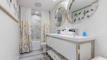 Douche, serviettes fournies, savon, papier toilette