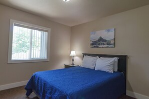 2 bedrooms, iron/ironing board, free WiFi, bed sheets - 2-bedroom condo in Logan with WiFi, AC (Logan)