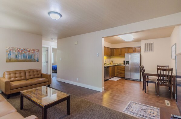 Smart TV - 2-bedroom condo in Logan with WiFi, AC (Logan)