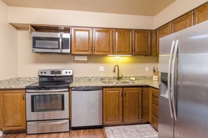 Fridge, microwave, oven, stovetop - 2-bedroom condo in Logan with WiFi, AC (Logan)