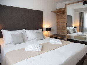 2 bedrooms, desk, internet