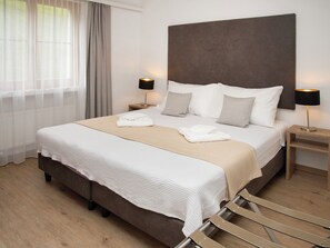 2 bedrooms, desk, Internet