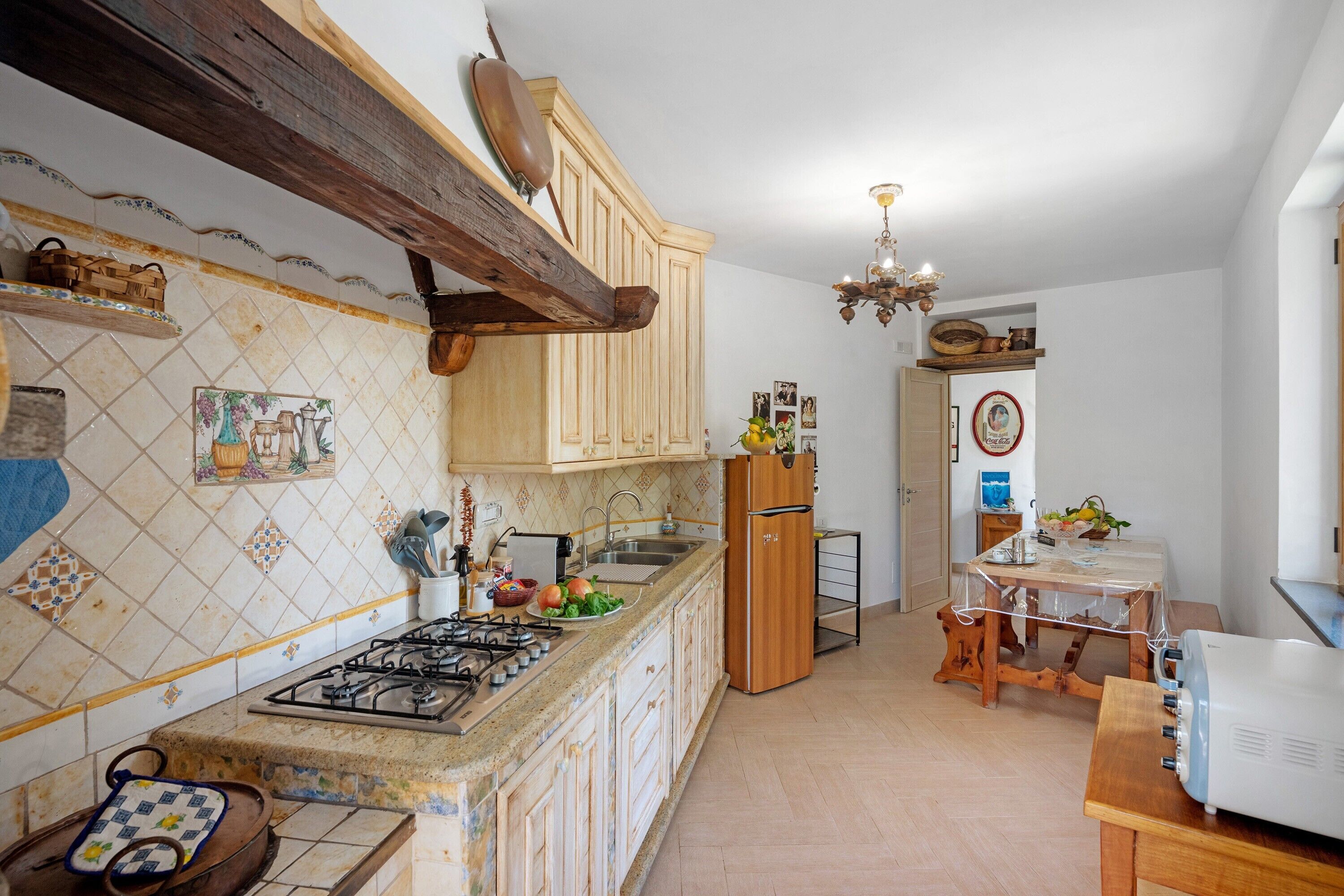 Frigorifero, forno, piano cottura, macchina per tè/caffè