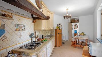 Frigorifero, forno, piano cottura, macchina per tè/caffè