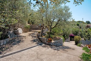 Property grounds - Villa 'Cynara Holiday House' with Mountain View, Wi-Fi and Air Conditioning (Massa Lubrense)
