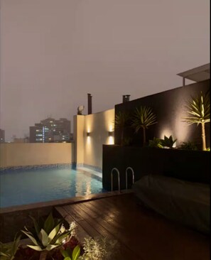 Outdoor pool - Luxury 2BR/2BA | Pool + Gym | Parking | Miraflores (Lima)
