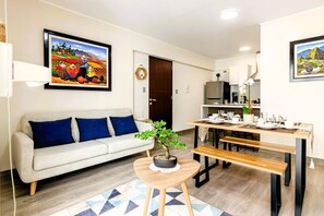Smart TV - Luxury 2BR/2BA | Pool + Gym | Parking | Miraflores (Lima)