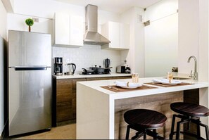 Fridge, microwave, oven, coffee/tea maker - Luxury 2BR/2BA | Pool + Gym | Parking | Miraflores (Lima)