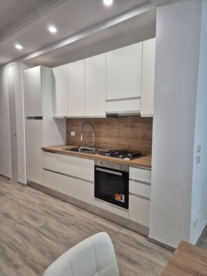 Frigorifero, forno, piano cottura, lavastoviglie
