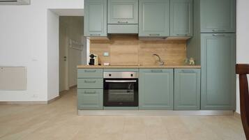 Frigorifero, forno, piano cottura, lavastoviglie