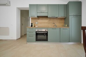 Frigorifero, forno, piano cottura, lavastoviglie