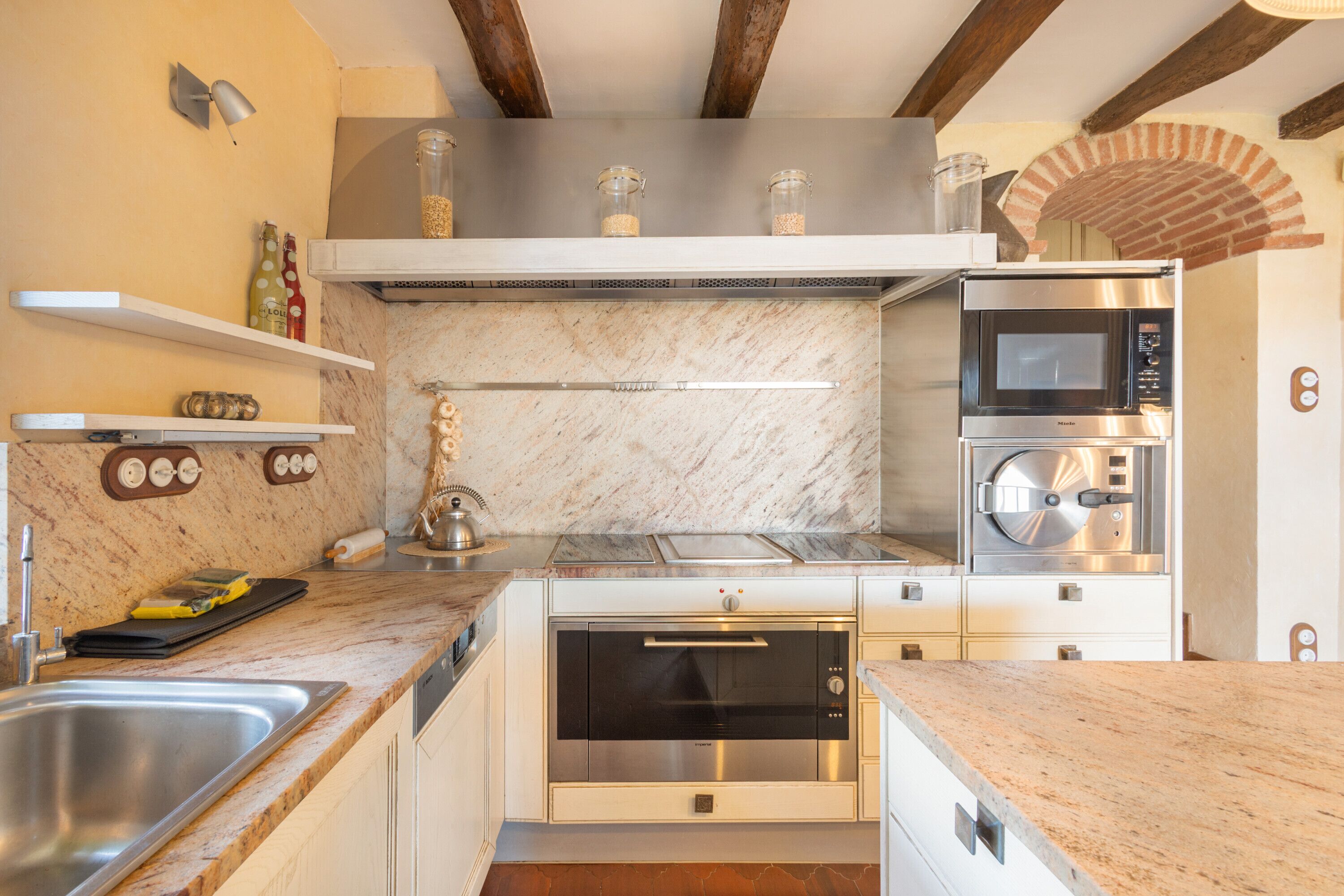 Frigorífico, microondas, horno y placa de cocina