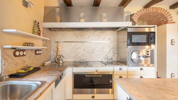 Een koelkast, een magnetron, een oven, een kookplaat