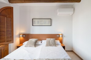 6 bedrooms, iron/ironing board, free WiFi, bed sheets