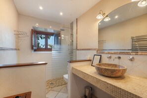 Dusche, Haartrockner, Handtücher