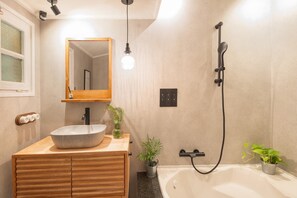 Douche, sèche-cheveux, serviettes fournies