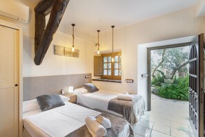 6 bedrooms, iron/ironing board, free WiFi, bed sheets