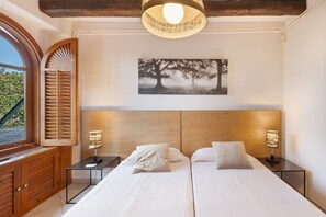 6 bedrooms, iron/ironing board, free WiFi, bed sheets - Villa 'Juli' with Mountain View, Wi-Fi and Air Conditioning (Pineda de Mar)