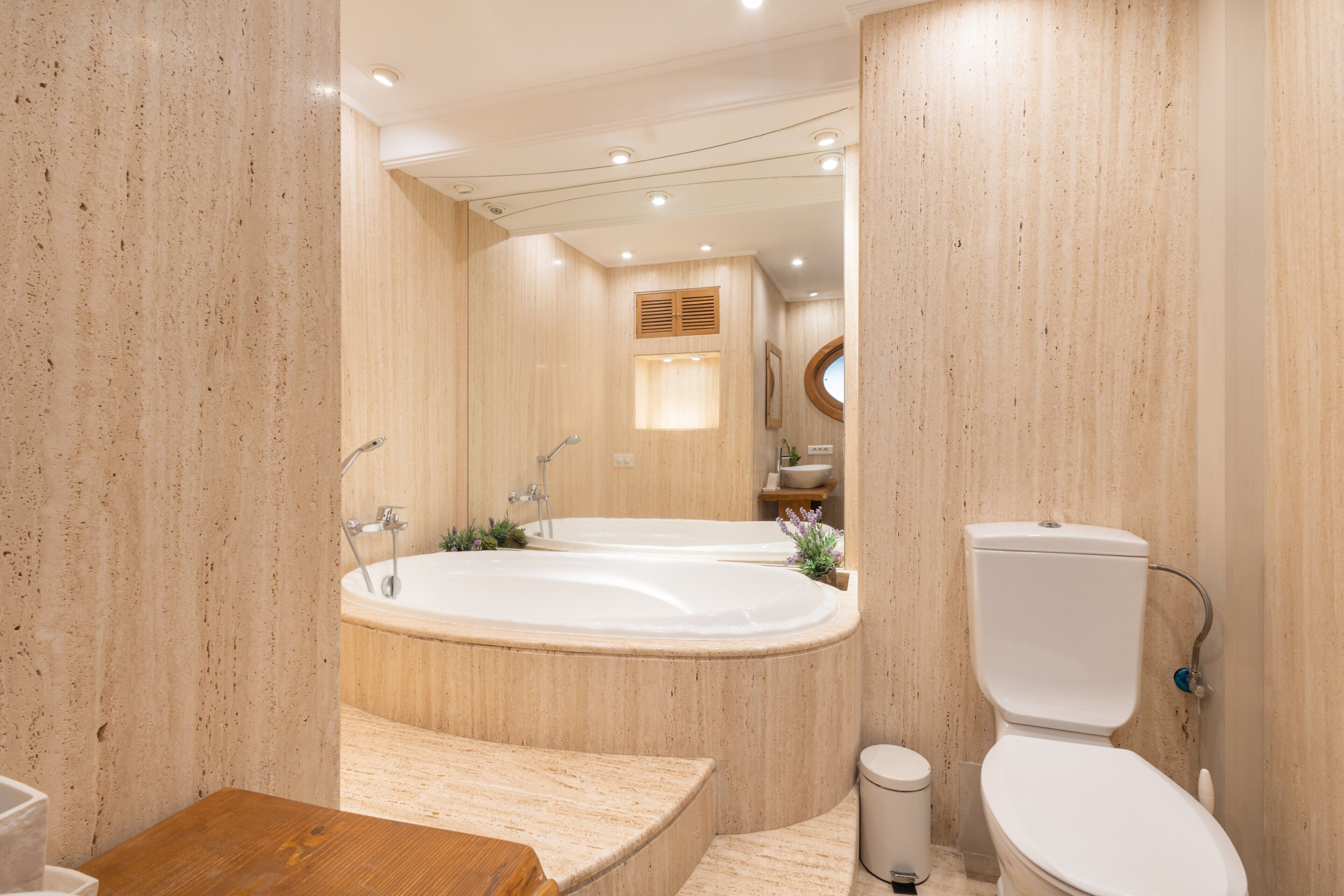 Een douche, een haardroger, handdoeken
