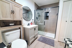Douche, séchoir à cheveux, serviettes fournies, savon