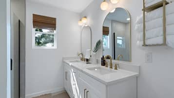 Een douche, een haardroger, handdoeken, zeep