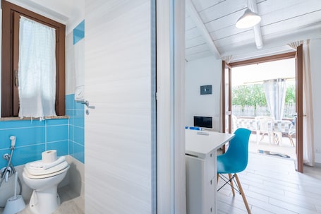 Doccia, asciugamani. Casa vacanze 'Matteo' con terrazza privata e aria condizionata