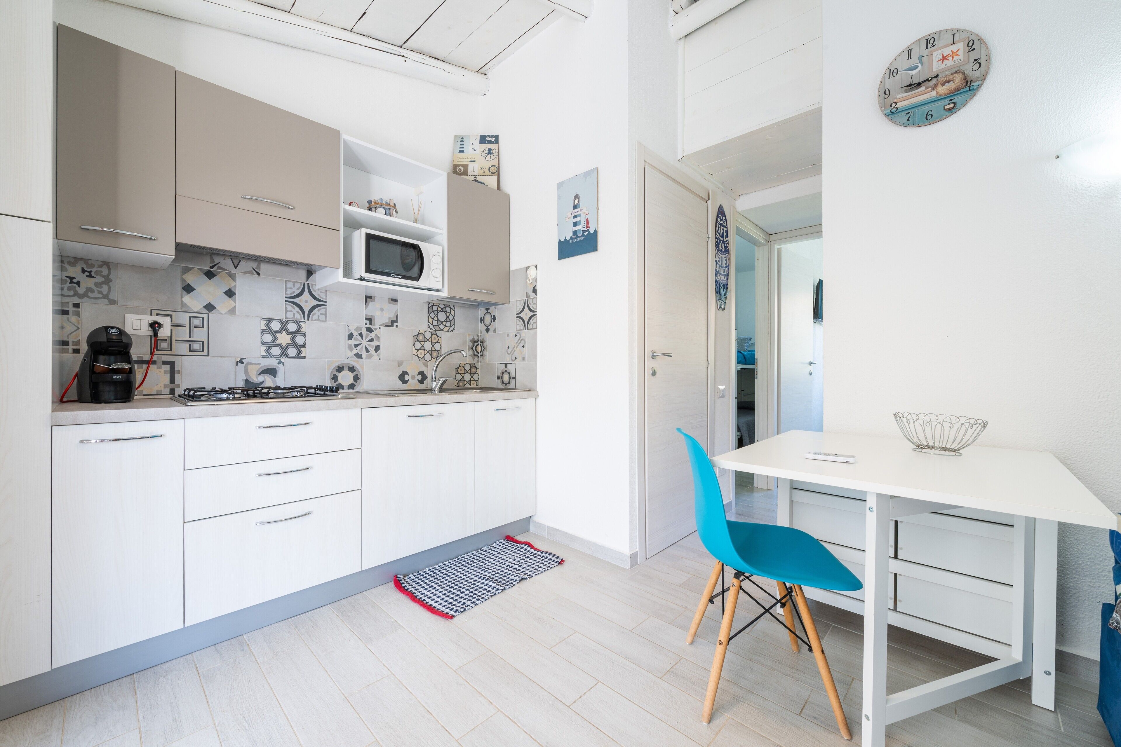 Køleskab, mikrobølgeovn, kogeplade, opvaskemaskine