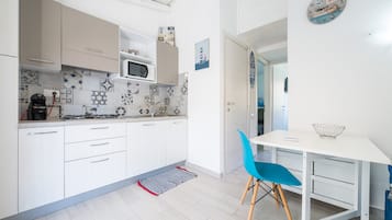 Kühlschrank, Mikrowelle, Herdplatte, Geschirrspüler