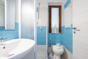 Een douche, handdoeken