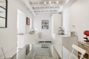 Fridge, stovetop, dishwasher, coffee/tea maker