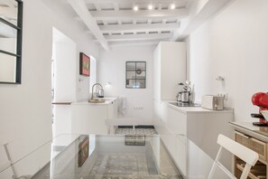 Fridge, stovetop, dishwasher, coffee/tea maker - Holiday Home 'Casa Castillo' with View over Vejer Town, Terrace and Wi-Fi (Vejer de la Frontera)